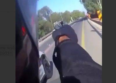 Невероятное видео: Мотоциклист расстрелял машину с боевиками в Нетивот - mignews.net - Видео