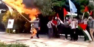 «Мгновенная карма». Сторонник ХАМАС хотел сжечь флаг Израиля, а поджог себя — видео - nv.ua - Израиль - Палестина - Украина - Хамас - Видео