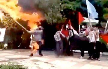 Мгновенная карма: сторонник ХАМАС хотел сжечь флаг Израиля, а поджог себя - charter97.org - Израиль - Белоруссия