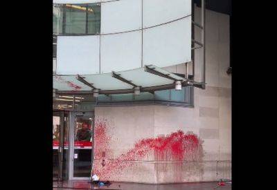 Из-за отказа назвать убийц ХАМАСа террористами: здание BBC "облили кровью" - mignews.net - Израиль - Лондон - Из