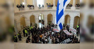 Снова захват Капитолия: в Вашингтоне не менее 100 демонстрантов прорвались в здание Конгресса США - fakty.ua - Израиль - Сша - Вашингтон - Украина - Вашингтон