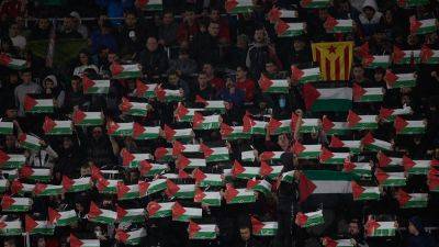 Фанаты «Осасуны» с палестинскими флагами желали смерти израильскому футболисту «Гранады» - bombardir.ru - Израиль - Палестина - Испания