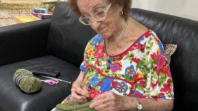 Забота бабушки: 90-летняя Бланка вяжет теплые шапки для солдат ЦАХАЛа - vesty.co.il - Израиль - Уругвай