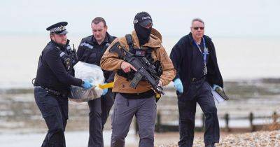 В Англии четвертый пакет с кокаином прибило к берегу: местные жители ждут новых партий (фото) - focus.ua - Украина - Англия