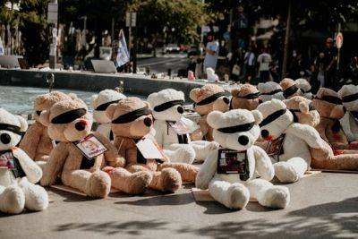 Фоторепортаж: плюшевые медведи с фотографиями похищенных ХАМАСом детей - mignews.net