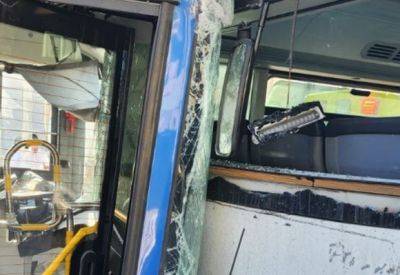 В Бней-Браке столкнулись три автобуса, погиб пешеход, перевернулся автомобиль - mignews.net