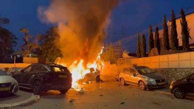 Ракеты упали в Холоне и Кирьят-Оно, шесть пострадавших и пожар - 9tv.co.il - Тель-Авив - Гана