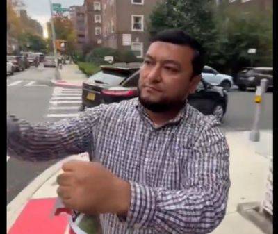 Сторонник ХАМАС вызвал ярость в Нью-Йорке, срывая плакаты с похищенными: видео - mignews.net - Израиль - Нью-Йорк - Видео