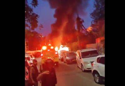 Последствия прямого попадания в Кирьят-Оно: сгорели пять автомобилей - mignews.net
