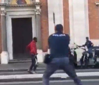 В Италии полиция застрелила террориста с ножом: видео - mignews.net - Италия - Рим - Rome - Видео