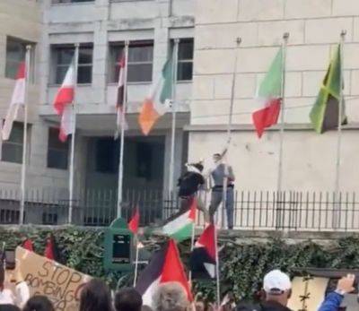 В Риме возле здания ООН неудачно сорвали флаг Израиля: видео - mignews.net - Израиль - Рим - Rome - Видео