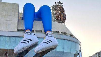 На крыше Дизенгоф-центра в Тель-Авиве появились огромные ноги - vesty.co.il - Израиль - Тель-Авив