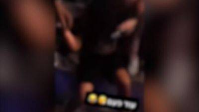 Видео: 13-летние девочки избили сверстницу возле "Азриэли" в Тель-Авиве и отобрали сумку - vesty.co.il - Израиль - Тель-Авив