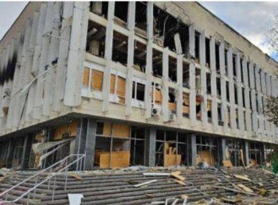 В Херсоне россияне разбомбили областную библиотеку: фото обстрела - mignews.net