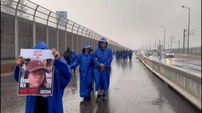 Семьи заложников идут под проливным дождем в Иерусалим: "Мы требуем освобождения сейчас" - vesty.co.il - Израиль - Тель-Авив - Иерусалим