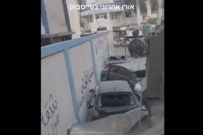 "Веселее не бывает": водитель бульдозера D9 очищает улицу в Газе от автомобилей - mignews.net - Израиль - city Gaza