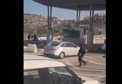 Видео: ликвидация одного из террористов на въезде в Иерусалим - mignews.net - Иерусалим - Видео - Из