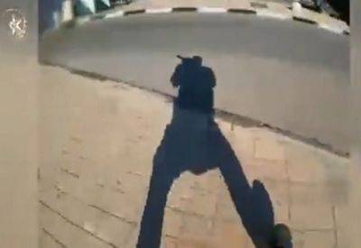Видео с камеры полицейского уничтожившего террористов на КПП Минхарот - mignews.net - Иерусалим - Видео