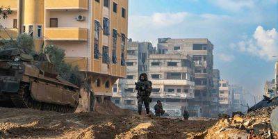 Ясир Арафат - Итай Блюменталь - Никита Аронов - ЦАХАЛ фотографируется на фоне Дворца правосудия Газы - detaly.co.il