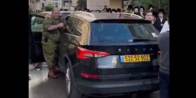 Видео: ультраортодоксы-экстремисты напали на солдата ЦАХАЛа - detaly.co.il - Израиль - Бней-Брак - Видео