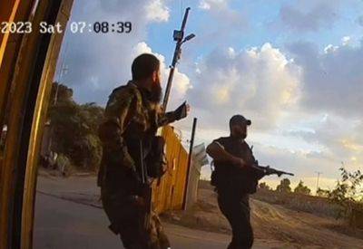 Новые ужасающие видео: бежавшие с фестиваля Реим попали в засаду ХАМАСа в кибуце - mignews.net - Израиль - Видео