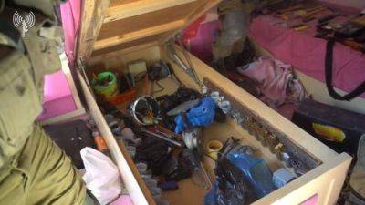 Видео: ЦАХАЛ нашел склад оружия под детской кроватью в доме командира ХАМАСа - vesty.co.il - Израиль - Видео