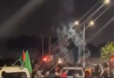 Только в Израиле: толпы встречают освобожденных террористов с флагами ХАМАСа - mignews.net - Израиль