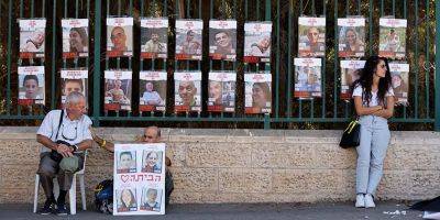 Эмили Хэнд - Родственники части освобожденных израильтян все еще находятся в плену - detaly.co.il - Израиль - Хамас