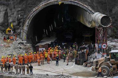 Спасенные после 17 дней: рабочих освободили из-под завалов в автотуннеле - mignews.net - Индия
