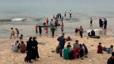 Жители Газы проводят время на пляже. О ХАМАСе - ни слова - vesty.co.il - Израиль - Газы