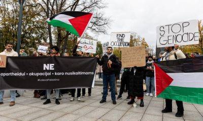 В Вильнюсе на акцию в поддержку палестинцев и против действий Израиля пришло 100 человек - obzor.lt - Израиль - Палестина - Литва - Вильнюс