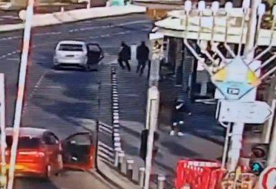 Видео: террористы расстреливают людей на остановке, солдат убивает атакующих - mignews.net - Иерусалим