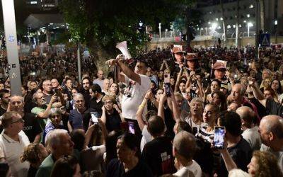 Рон Хульдаи - Ицхак Рабин - В Тель-Авиве тысячи людей призывали вернуть немедленно заложников, удерживаемых ХАМАС - nashe.orbita.co.il - Израиль - Тель-Авив