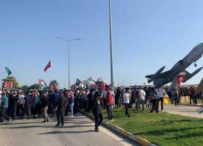 В Турции толпа с флагами Палестины пыталась прорваться на военную авиабазу США - unn.com.ua - Израиль - Палестина - Сша - Украина - Турция - Киев - Адана