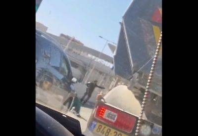 Террористка завернулась в флаг ХАМАСа и атаковала на КПП Каландия - mignews.net - Иерусалим