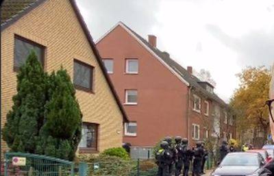 В Гамбурге двое вооруженных людей забаррикадировались в школе - mignews.net - Германия