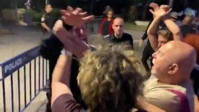 Не время сейчас: полиция жестко разгоняет анархистов в Тель-Авиве и в столице - 9tv.co.il - Тель-Авив