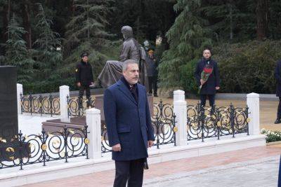 Гейдар Алиев - Хакан Фидан - Хакан Фидан посетил могилу великого лидера Гейдара Алиева, памятник "Тюркское шехидство" и Аллею шехидов (ФОТО) - trend.az - Турция - Азербайджан