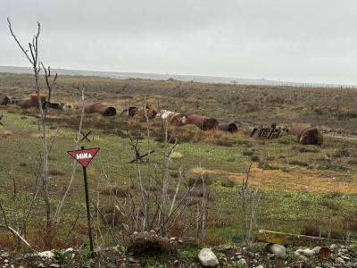 Противотанковая траншея, металлические ежи, колючая проволока, минные поля - Пейзаж в Агдере (ФОТО) - trend.az - Азербайджан