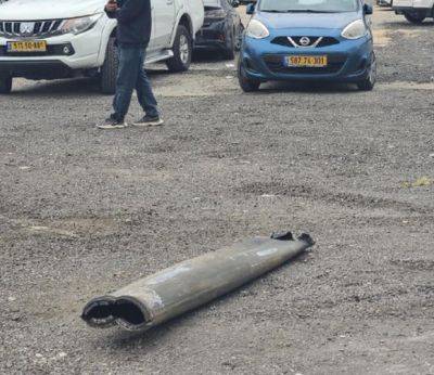 В Ашдоде камеры зафиксировали падение осколков ракеты на парковку - mignews.net