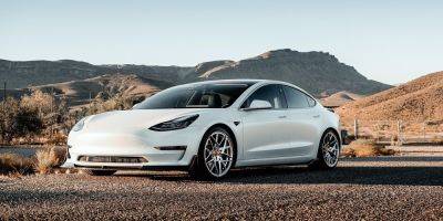 Tesla отзывает более 120 тысяч электромобилей из-за возможных проблем с дверями - detaly.co.il - Сша - Из