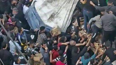 Видео: жители Газы грабят конвой с гуманитарной помощью - vesty.co.il - Израиль