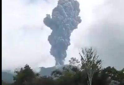 Предпоследний уровень угрозы: в Индонезии извергается вулкан Марапи - mignews.net - Индонезия