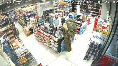 Резервист ЦАХАЛа с пулеметом в руках ограбил магазин в Кирьят-Оно - vesty.co.il - Израиль - Тель-Авив - Кирьят-Оно