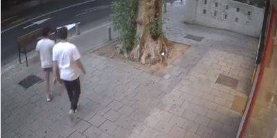 Два пешехода чудом уцелели при падении ракеты в Тель-Авиве: видео - detaly.co.il - Израиль - Тель-Авив