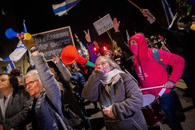 Демонстрантов в Иерусалиме не пустили в поезд из-за надписей на одежде - news.israelinfo.co.il - Израиль - Иерусалим - Из