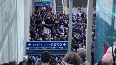 Ицхак Навон - Очереди и переполненные поезда: тысячи демонстрантов покидают Иерусалим - vesty.co.il - Израиль - Тель-Авив - Иерусалим