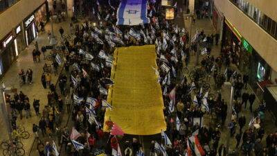 Ципи Ливни - "У меня нет другой страны": в 50 городах проходят протесты против юридической реформы - vesty.co.il - Израиль - Тель-Авив