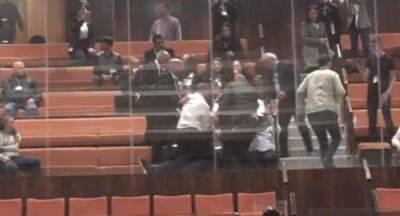 Амир Охана - Симхи Ротман - В Кнессете протестующего вынесли с гостевой трибуны на руках - cursorinfo.co.il - Израиль