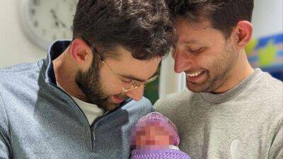 Ницану Горовицу - В Израиле впервые родился ребенок от двух отцов - vesty.co.il - Израиль - Адлер